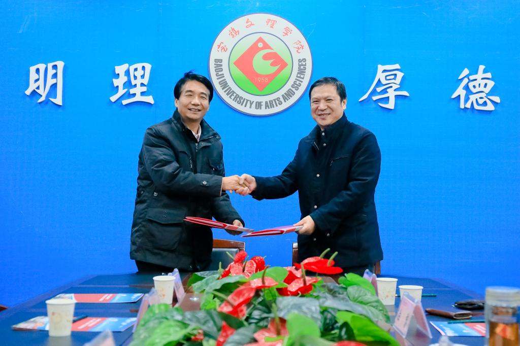 双方代表签订联合举办普通专升本教育试点协议